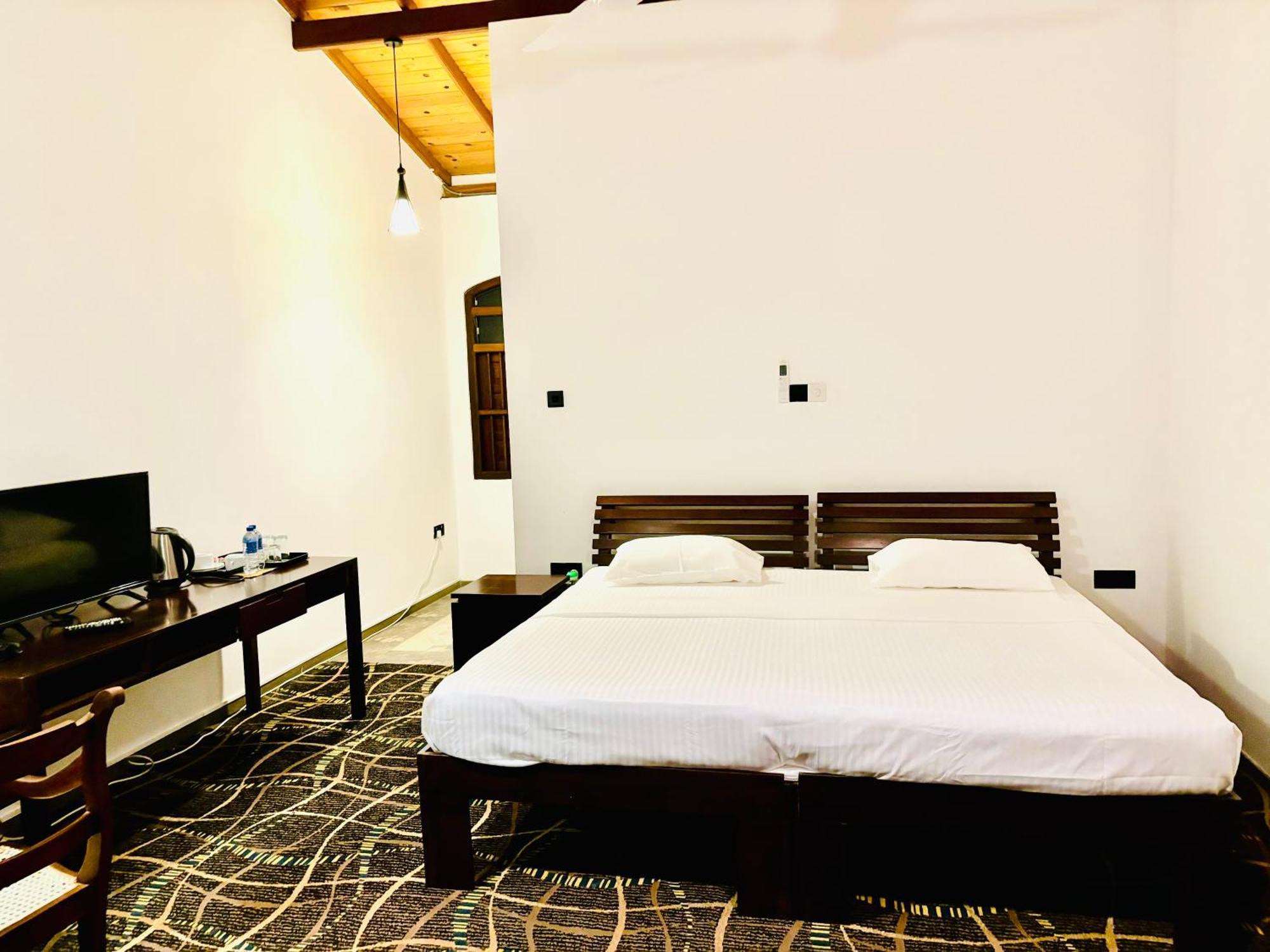 Blue Fox Hikkaduwa Hotell Exteriör bild